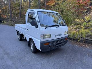 Suzuki Carry: Front right three-quarter view