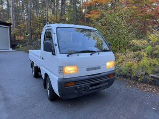 Suzuki Carry: Front right, headlights on