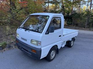 Suzuki Carry: Front left three-quarter view