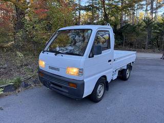 Suzuki Carry: Front left, headlights on