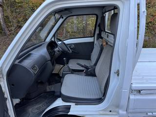 Suzuki Carry: Cabin from the left door